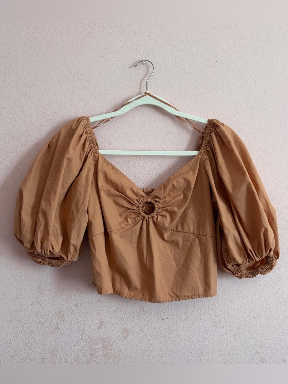 Abercrombie & Fitch Romantic Chic Sweetheart Neck Keyhole Front Cropped Top